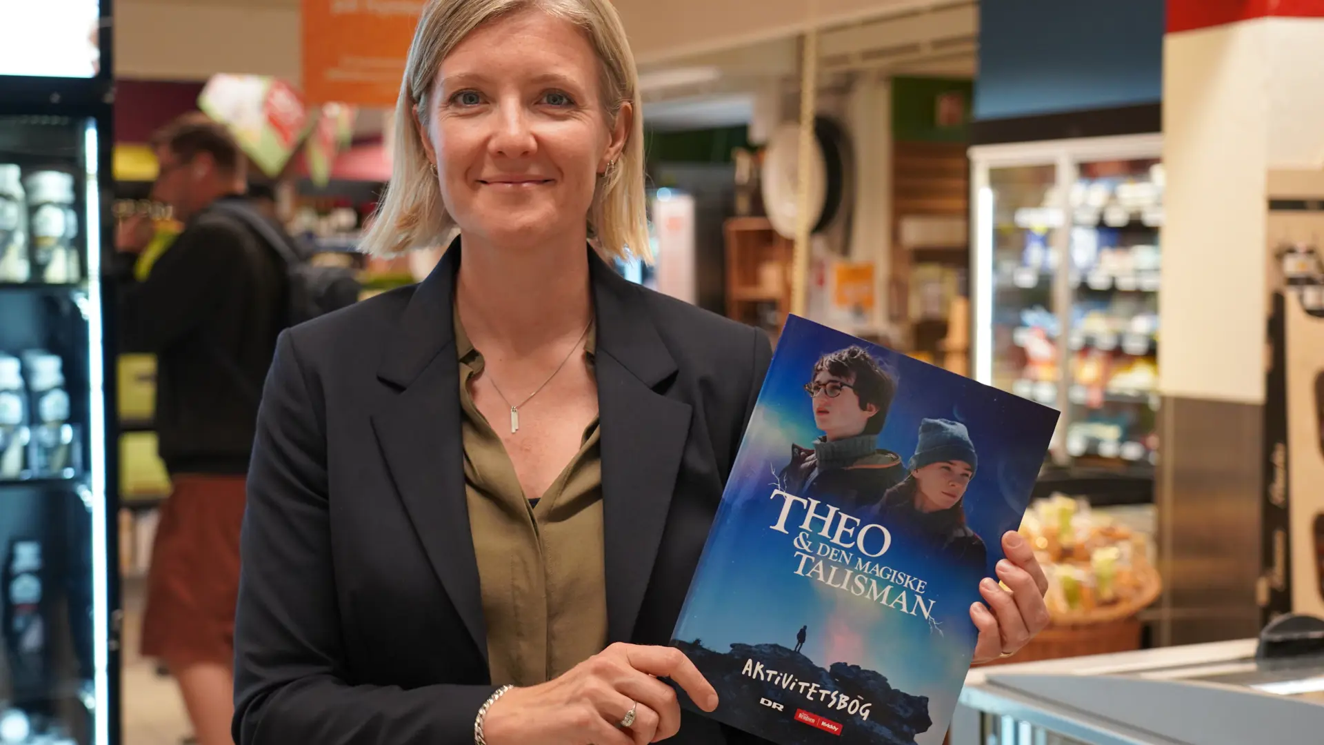 Rikke Krause med aktivitetsbogen fra Kvickly/SuperBrugsens samarbejde med DRs julekalender 2025