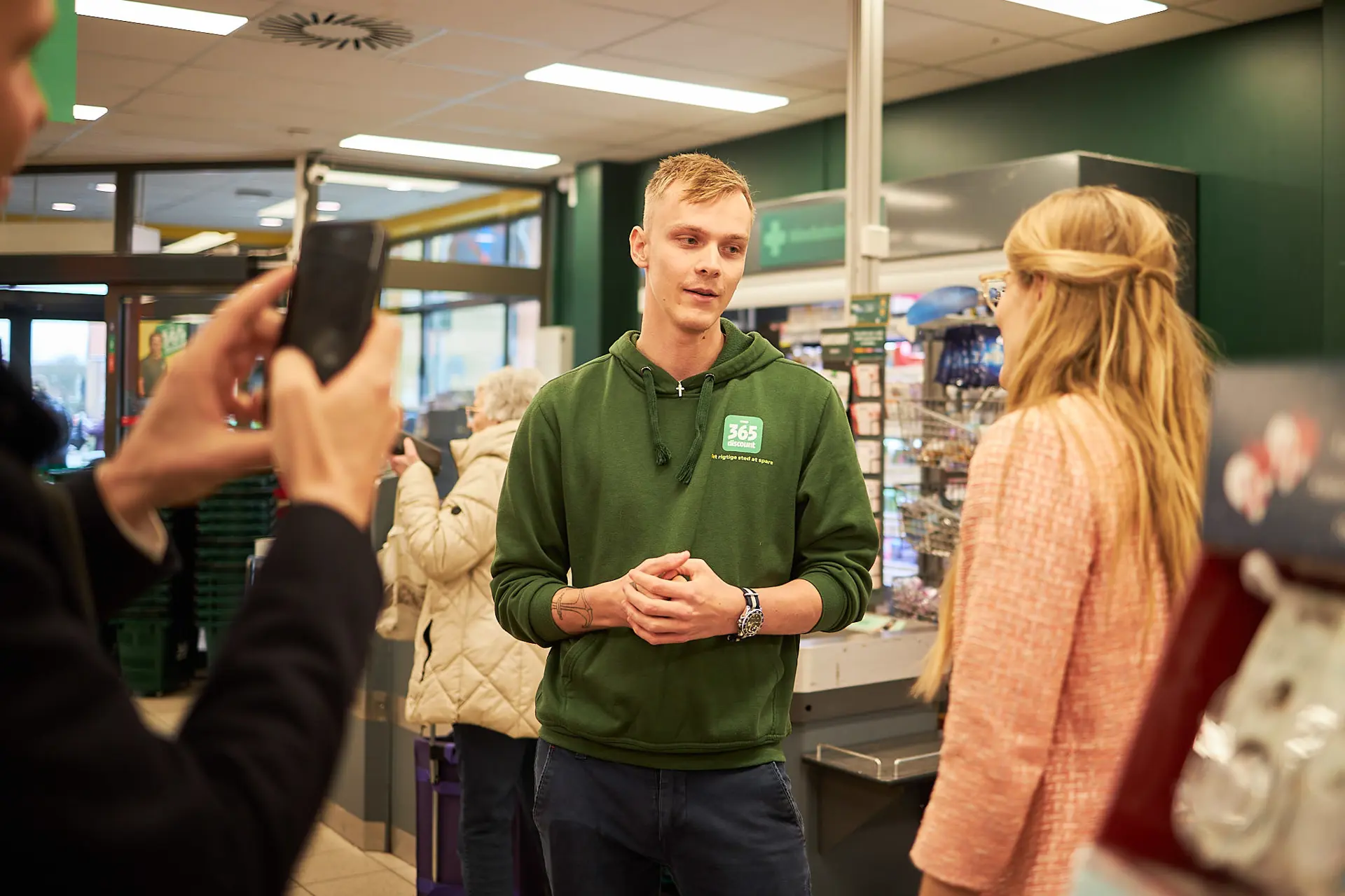 Medarbejder i 365discount taler med minister 